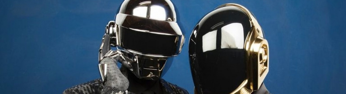 Integrantes de Daft Punk con cascos en fondo azul. 