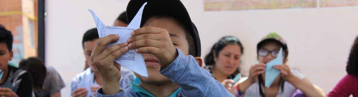 Niño con obra artesanal