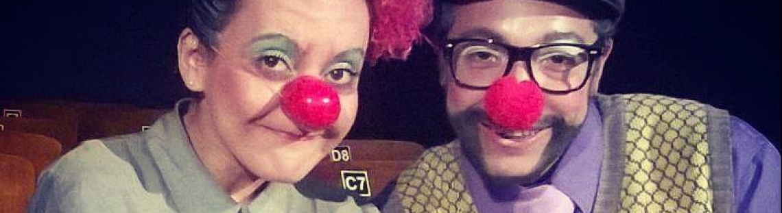 Dos clown en atuendo de ancianos