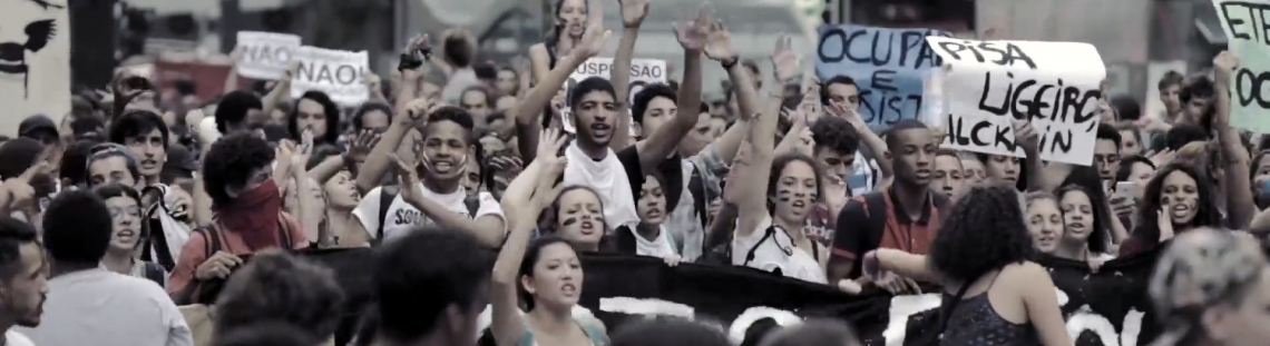 Escena de Escuela en lucha con varios jóvenes protestando