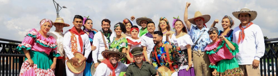 Grupo Noches del Folclor Colombiano al aire libre