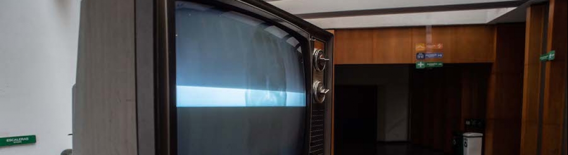 Televisor antiguo con una franja blanca en la mitad. 