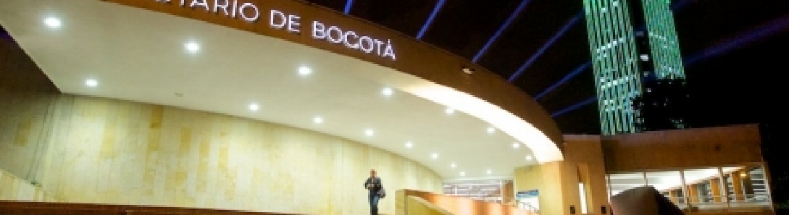 Fachada nocturna Planetario de Bogotá