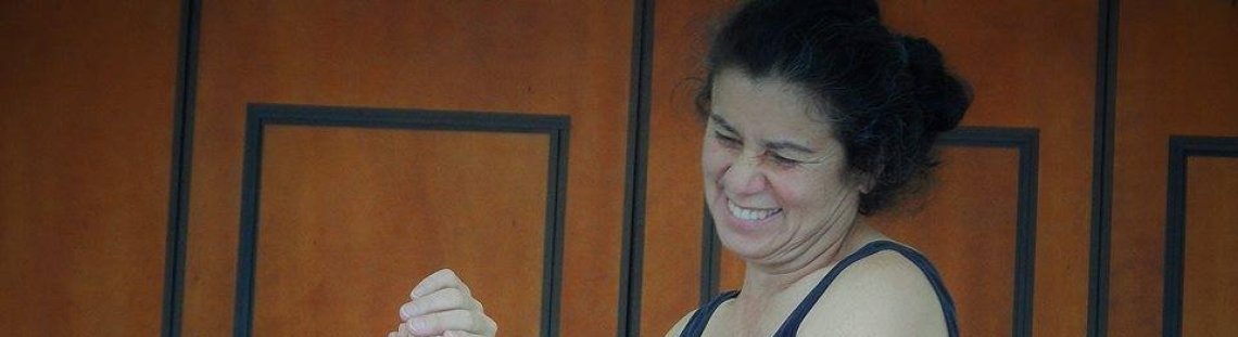 Maestra de yoga durante sesión