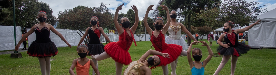 Grupo de bailarinas de ballet en el Parque Simón Bolívar 
