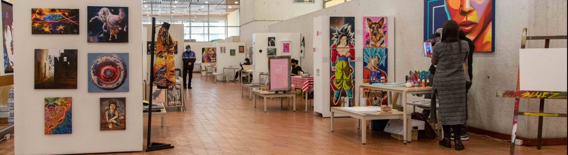 Foto de la sala de exposición de Las Ferias Locales de Arte realizada en Suba