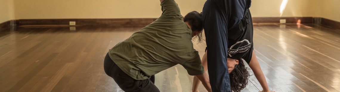 Bailarines durante taller en La Casona de la Danza