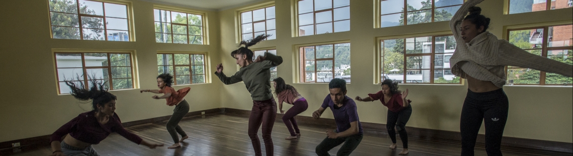 Bailarines en sala de ensayos