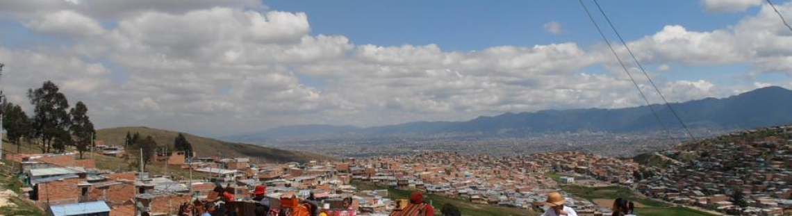 Foto de un grupo  de niños de una localidad con un cielo despejado