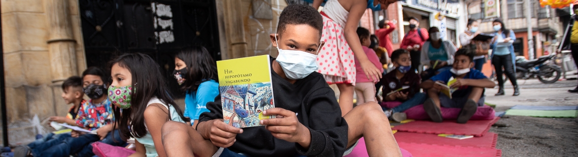 Niño sosteniendo un libro.