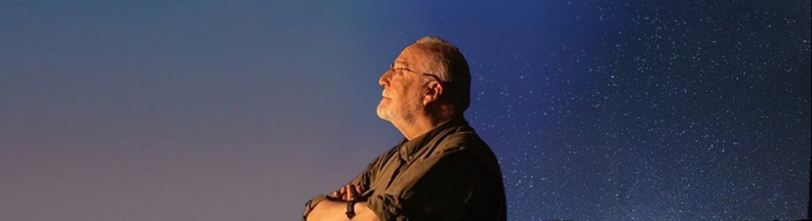 Gustavo Wilches-Chaux viendo el cielo 