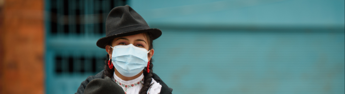 Hombre y mujer vestidos de campesinos con sombrero y ruana