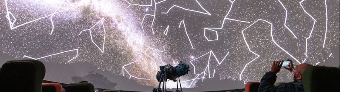 Proyección de constelaciones y estrellas en el domo del Planetario. 