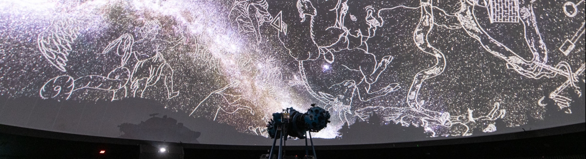 Proyección de constelaciones y estrellas en el domo del Planetario. 