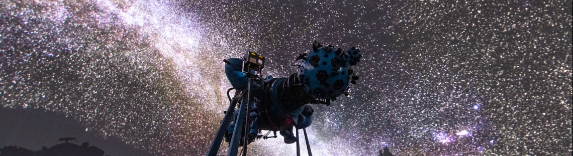 Proyector óptico mecánico en el domo con proyección del cielo de fondo. 