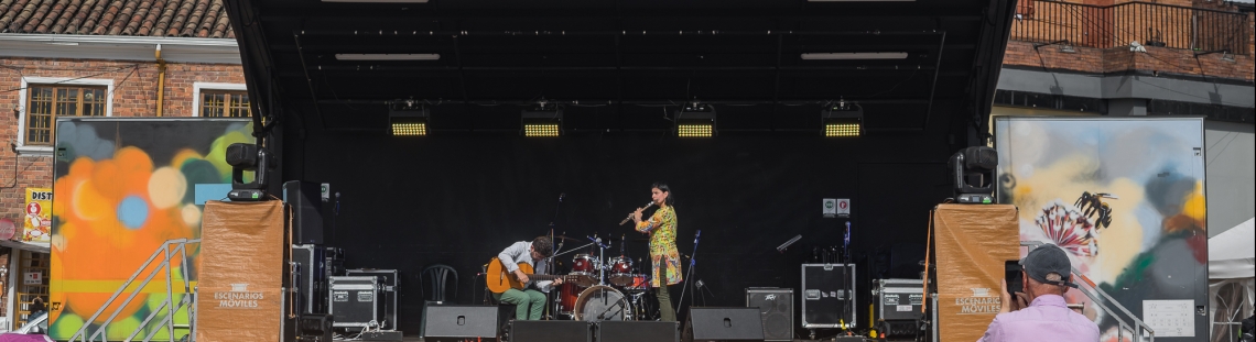 Escenario móvil en la localidad de Teusaquillo con artistas en tarima 