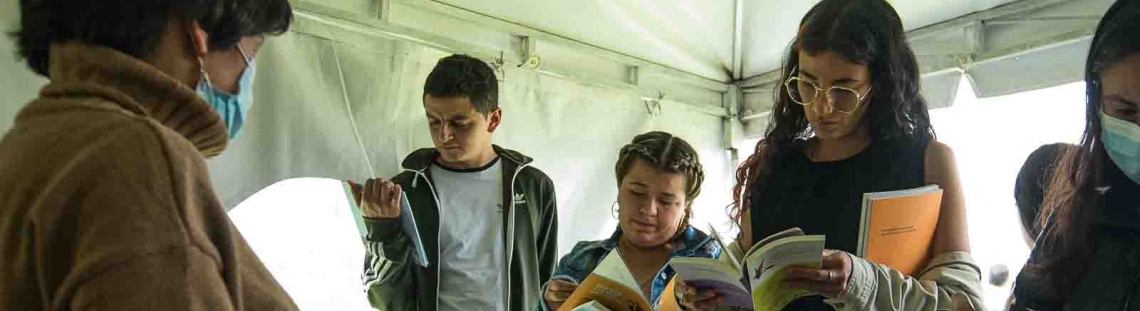 Personas leyendo libros