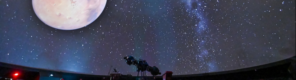 Proyección de Luna y estrellas en el domo del Planetario de Bogotá. 