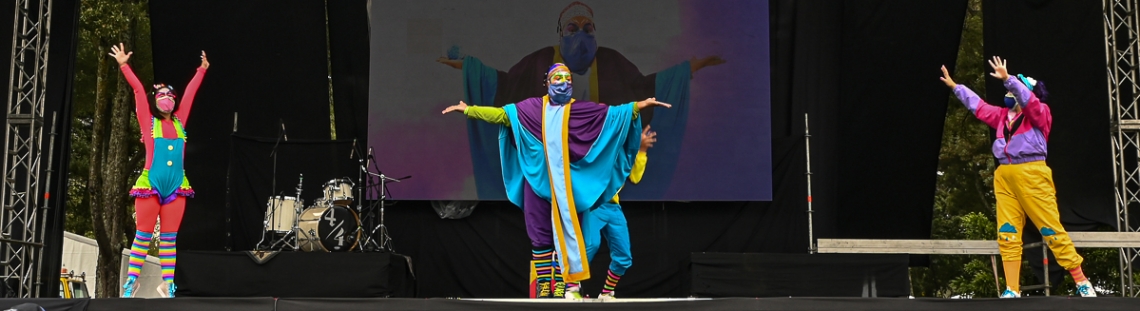 Tres artistas interdisciplinares bailan en tarima