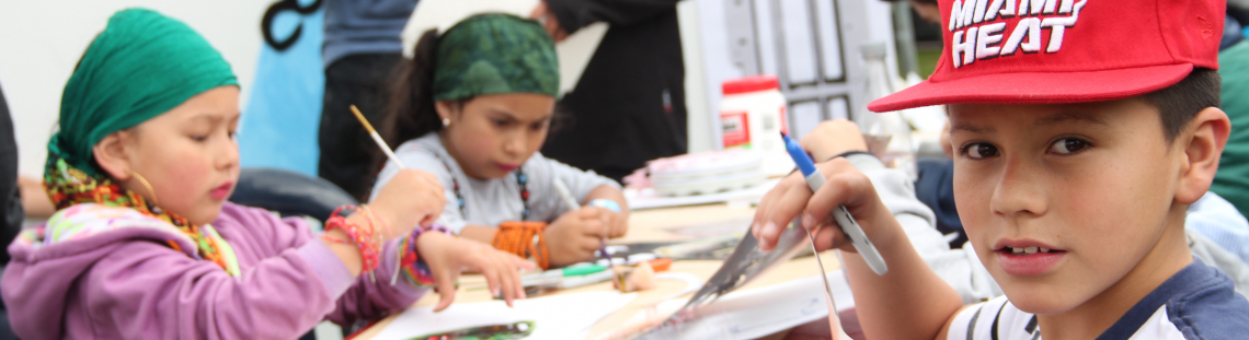 Niños participando en una actividad de lectura