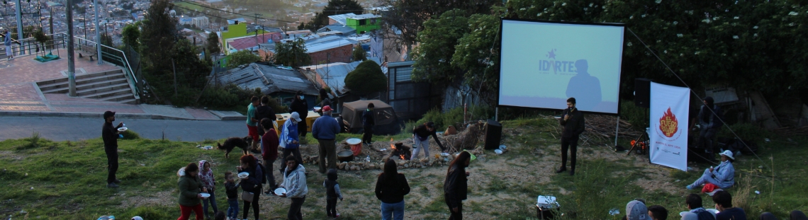 Personas compartiendo al aire libre