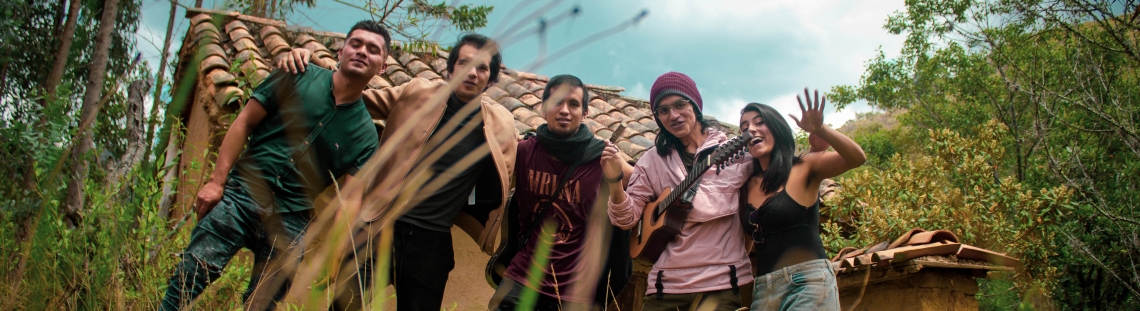 3 hombres y dos mujeres en el campo