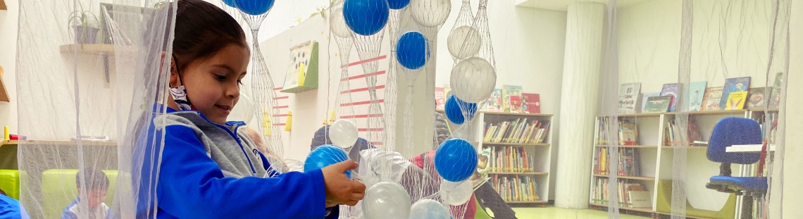 Niña jugando con pelotas
