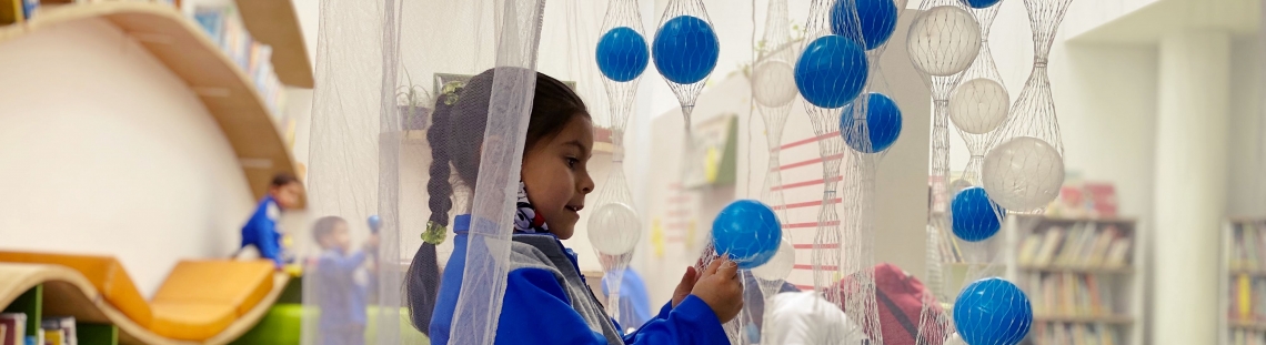 Niña jugando en el Laboratorio Artístico El Parque del Programa Nidos