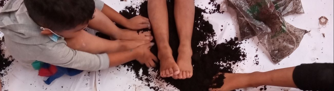 Niños y niñas explorando la creación artística