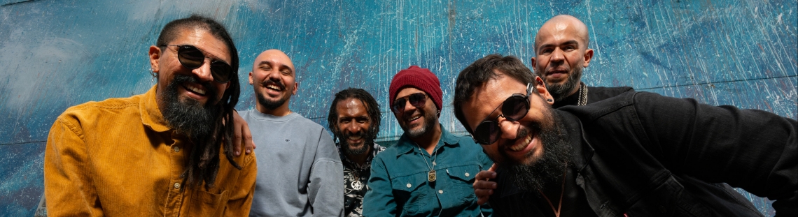 Hombres sonriendo a la cámara