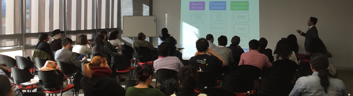 Personas participando en actividad académica