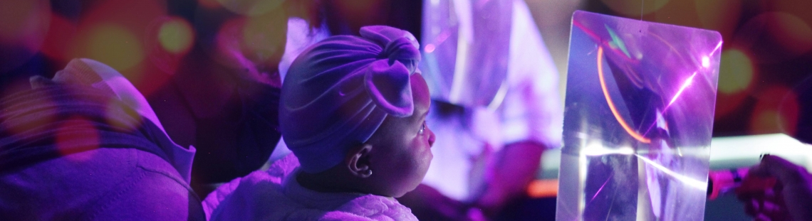 Bebé viendo un juego de luces
