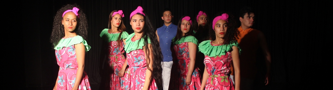 Bailarinas en escena vestidas de rojo y negro