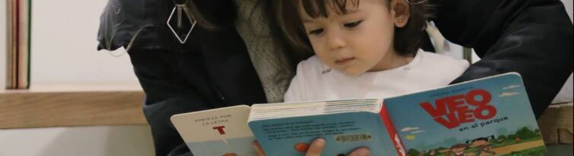 Niña y mamá leyendo