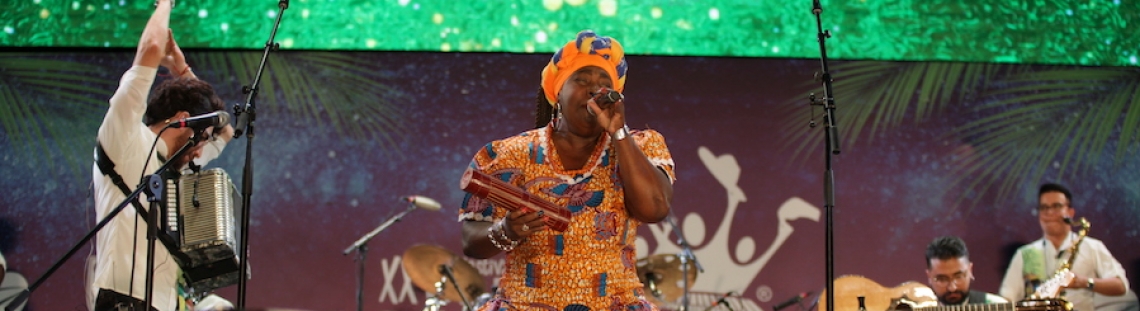 La Jagua - mujer interpretando en tarima durante el Petronio. 