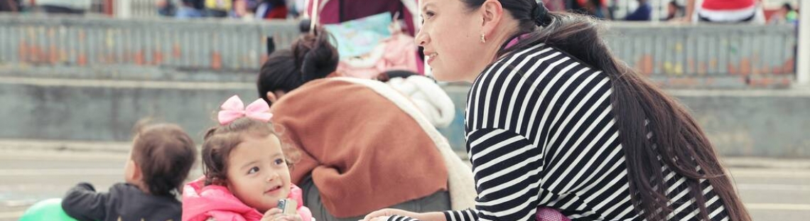 Mamá con bebé jugando en el parque