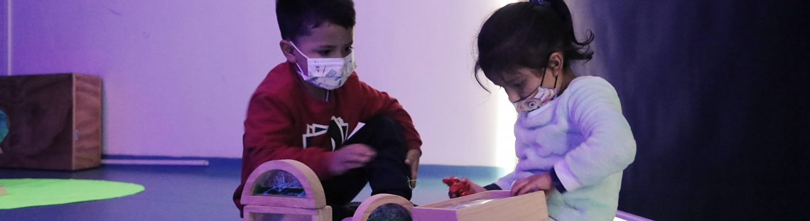 Niños en primera infancia jugando con dispositivos