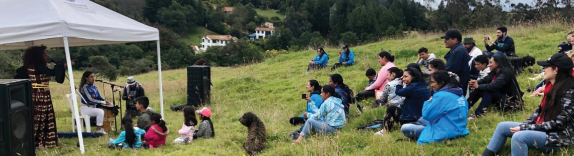 Personas participando en actividad en medio del campo