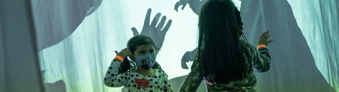 Niños haciendo sombras 