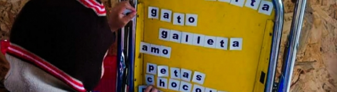 Niño jugando con letras de papel