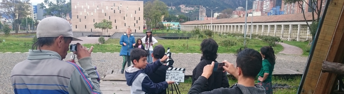 Imagen de personas haciendo una entrevista como parte de una actividad de Parques para Todos en Los Mártires