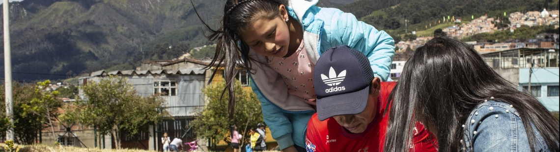 Personas participando en actividad al aire libre