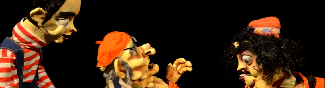Tres títeres en escena