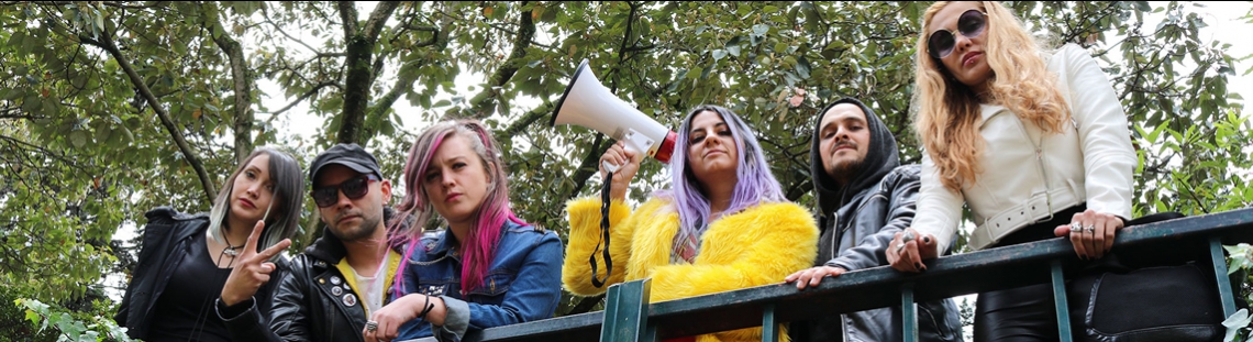 Hombres y mujeres con megáfono posando para la cámara