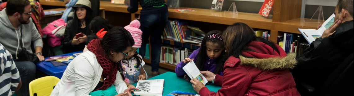 Niños y jóvenes participando en una actividad de aprendizaje.