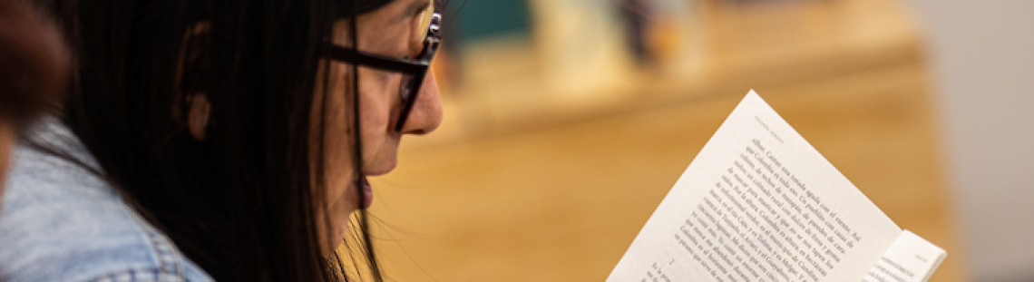 Mujer con libro