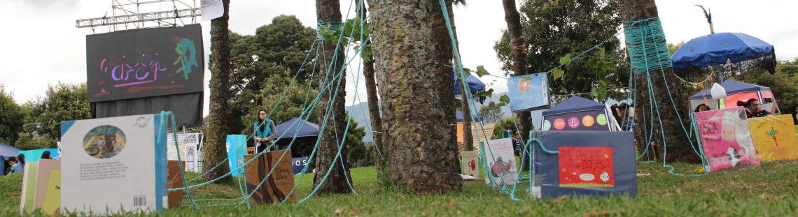 Espacio al aire libre preparado para realizar una actividad con niños.