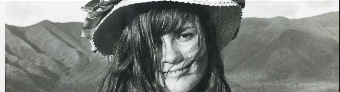 foto a blanco y negro de una mujer joven con sombrero