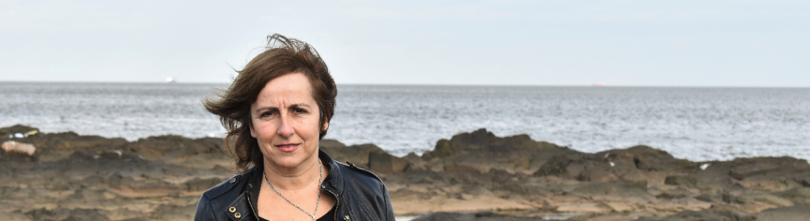 Mujer con paisaje, playa y mar