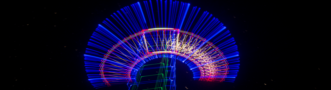 Proyección de luces de colores sobre fondo negro